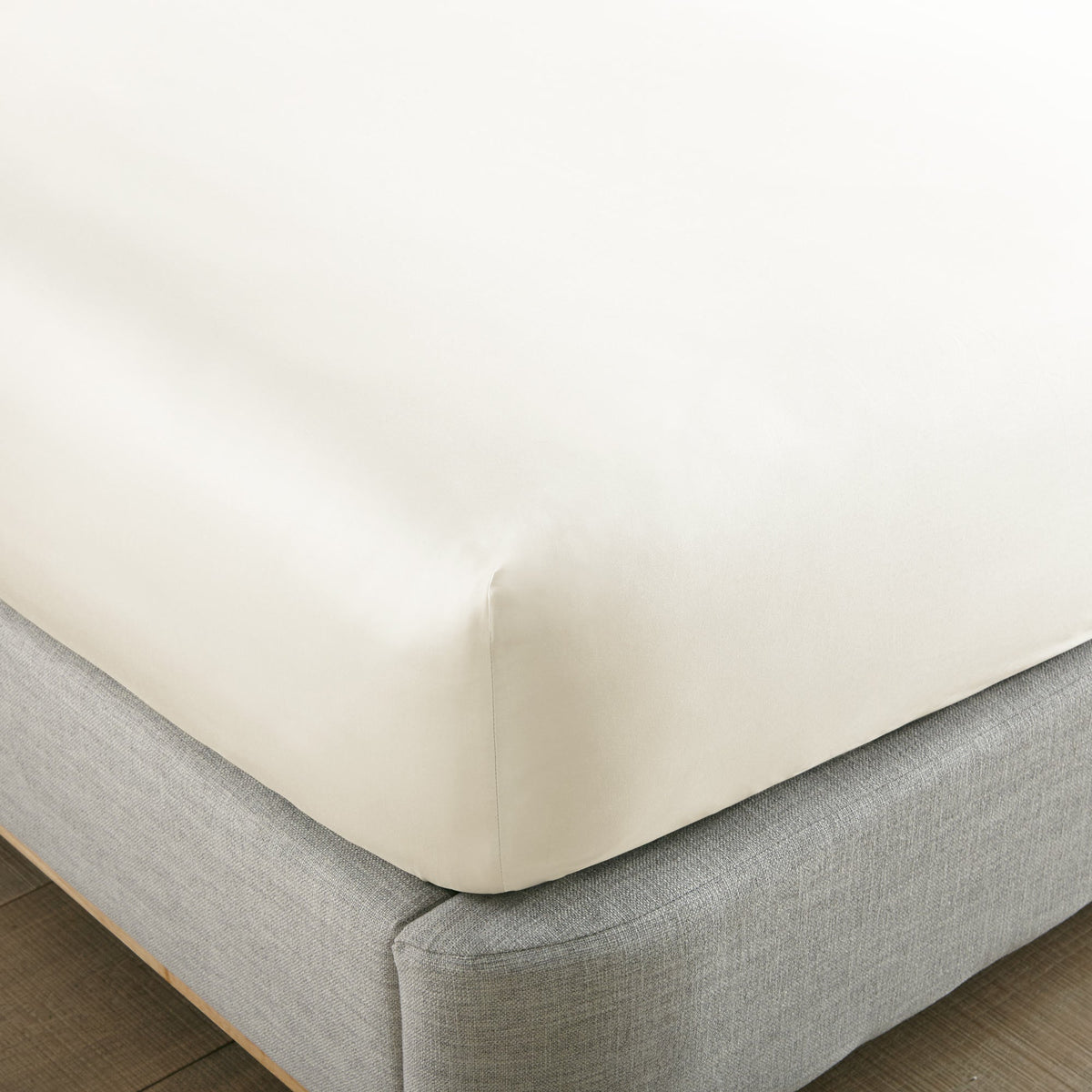 Whisper Organics 300 TC Organic Sateen Fitted Sheet, Natural – corner detail