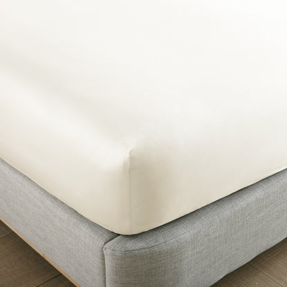 Whisper Organics 300 TC Organic Sateen Fitted Sheet, Natural – corner detail
