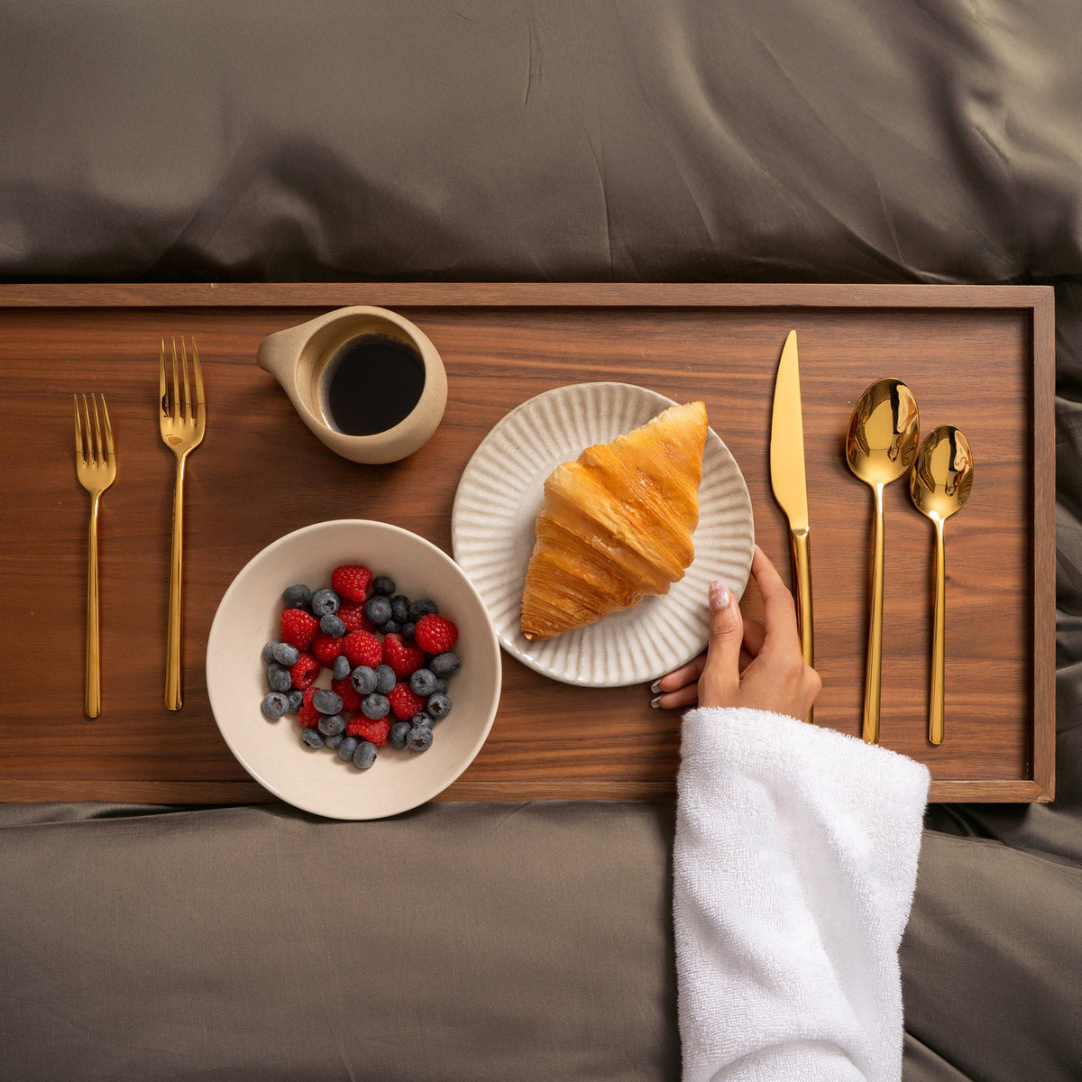 Italic Emilia Mirror 20-Piece Flatware Set, Gold – product photo